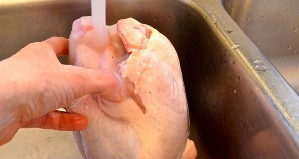 wash raw chicken